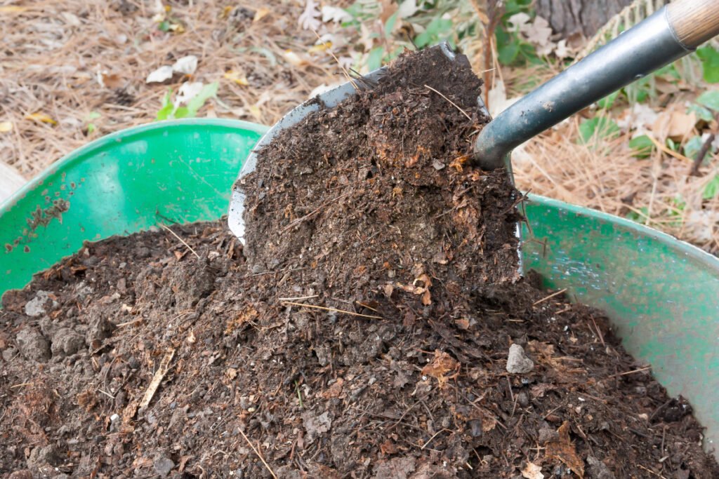 Composting Black Dyed Mulch